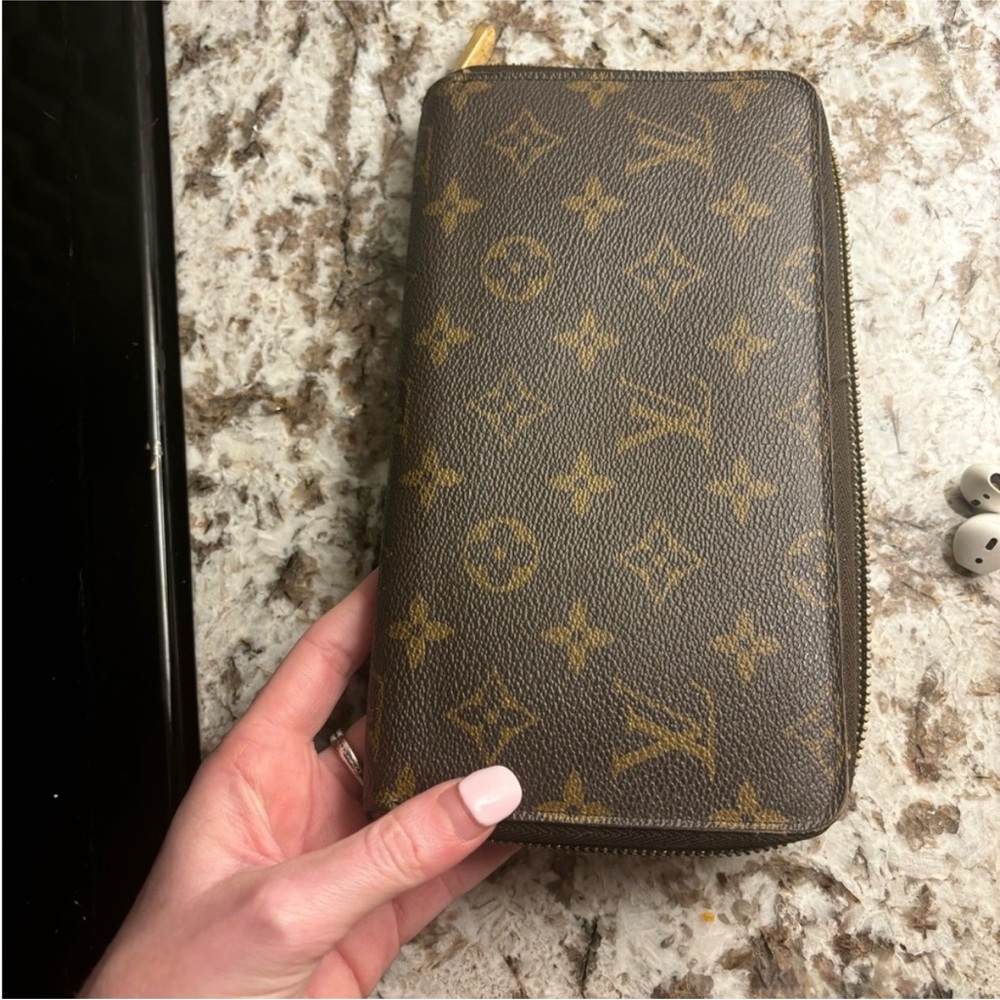 Louis Vuitton zippy wallet